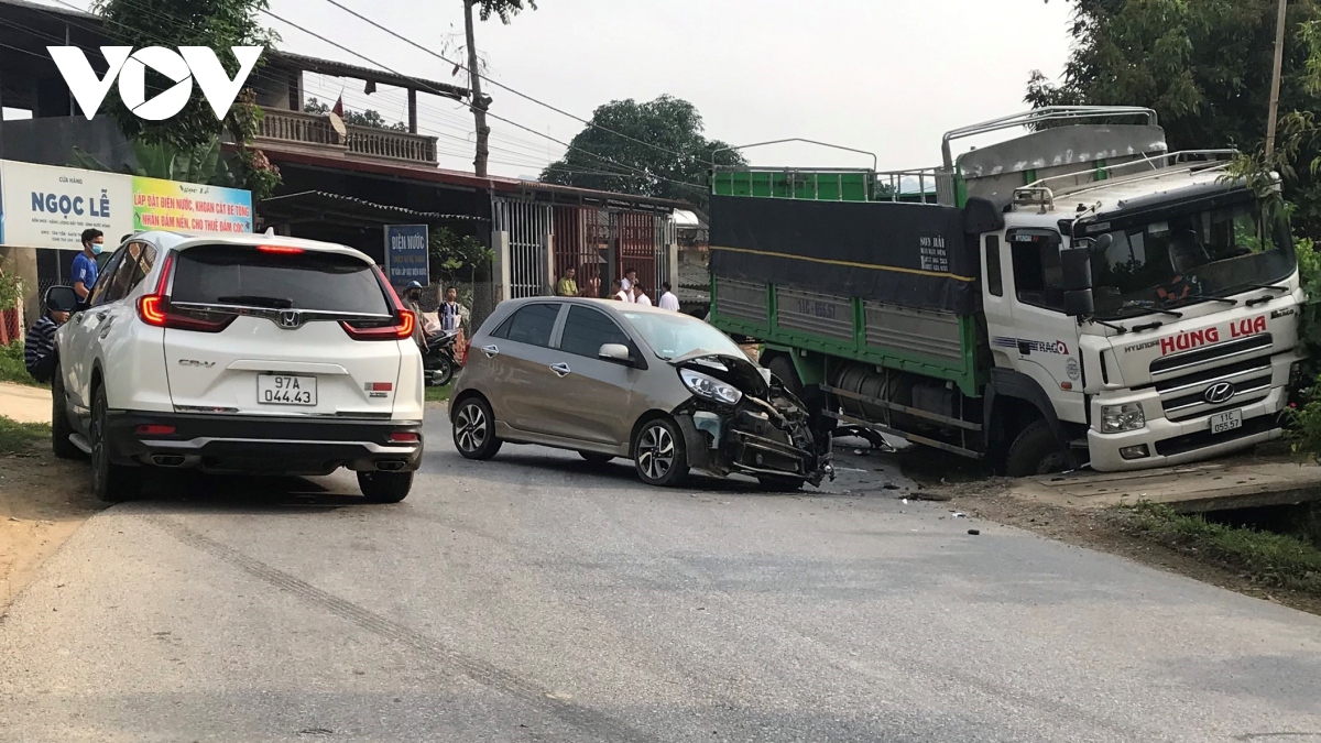 Tai nạn giao thông liên hoàn khiến 2 người bị thương